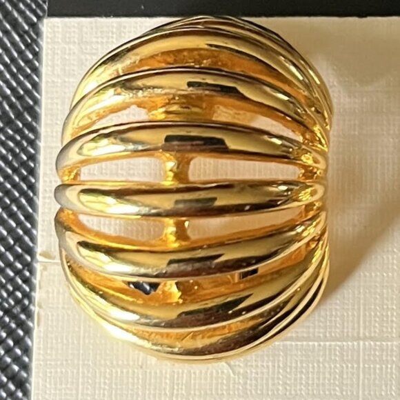 Vintage MONET Gold Tone Clip On Earrings - Picture 8 of 10